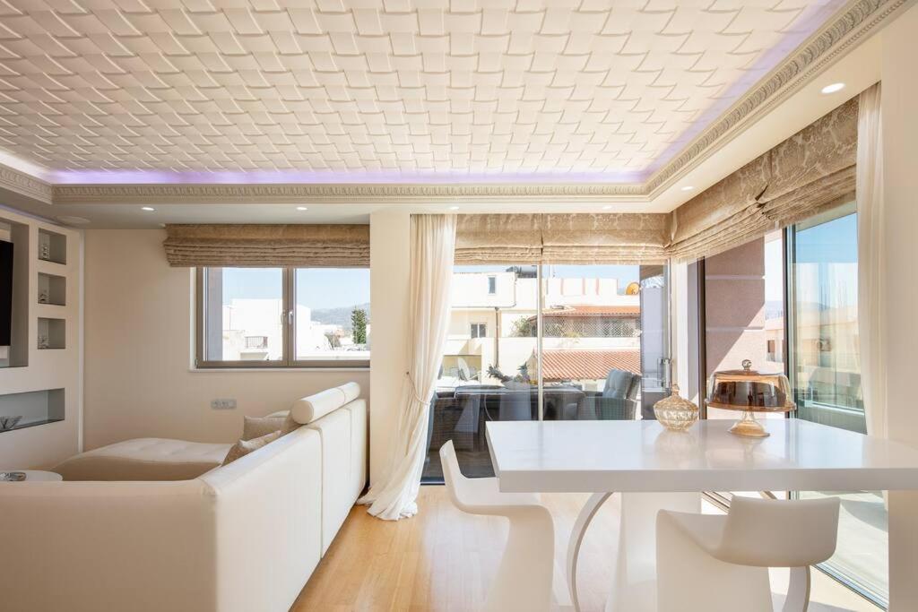Posezení v ubytování Ni President Suite, DeMaNi President Suites