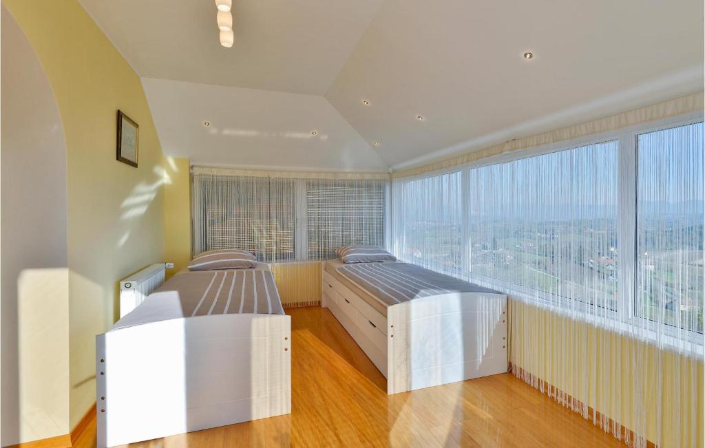 Posteľ alebo postele v izbe v ubytovaní Cozy Home In Novi Marof With Sauna