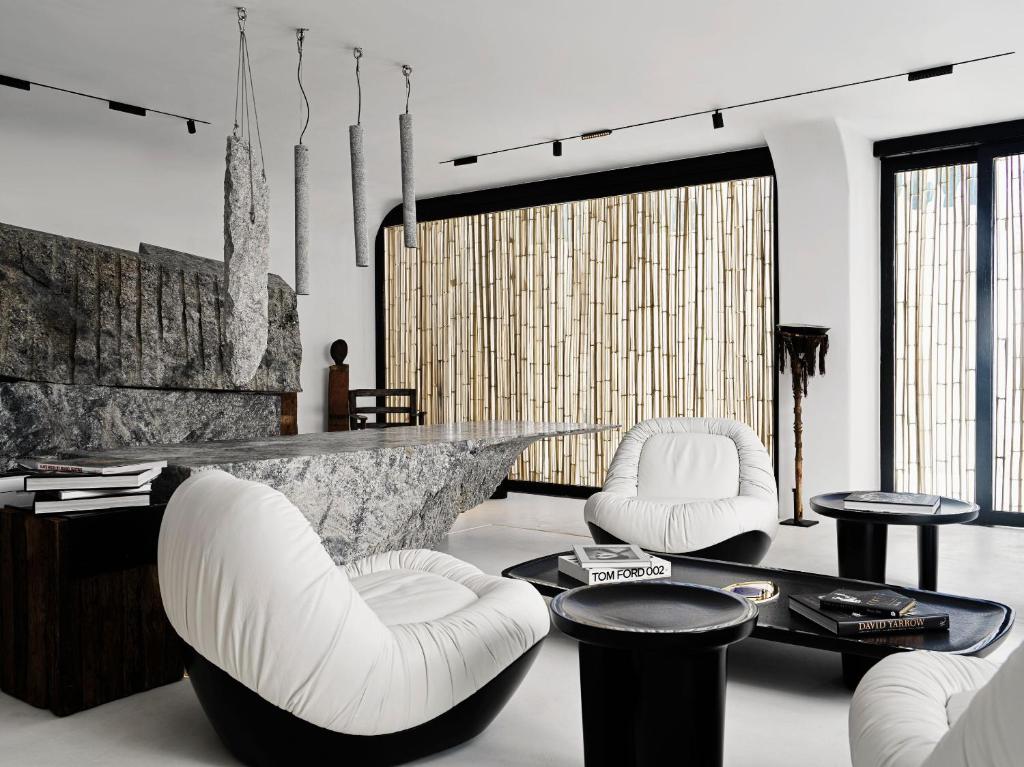 Зона вітальні в Myconian O, a Member of Design Hotels