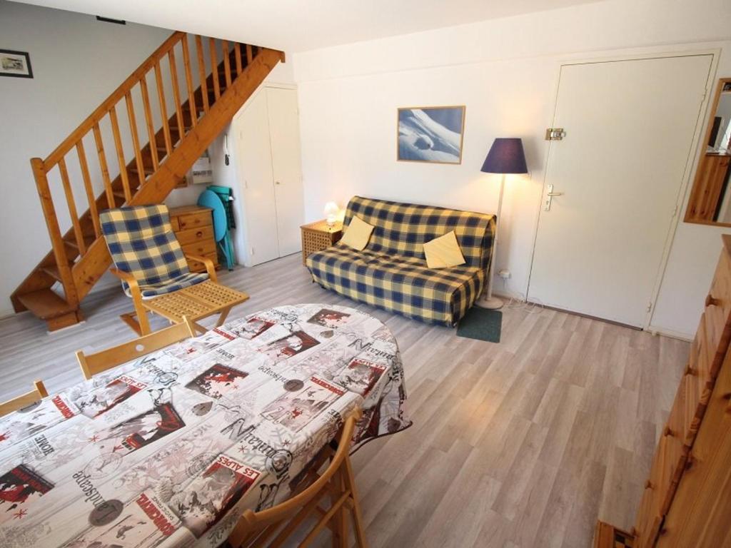 un salon avec une table et un canapé dans l'établissement Bagnères-de-Luchon : Duplex calme 4 pers, balcon, parking - FR-1-313-143, à Luchon
