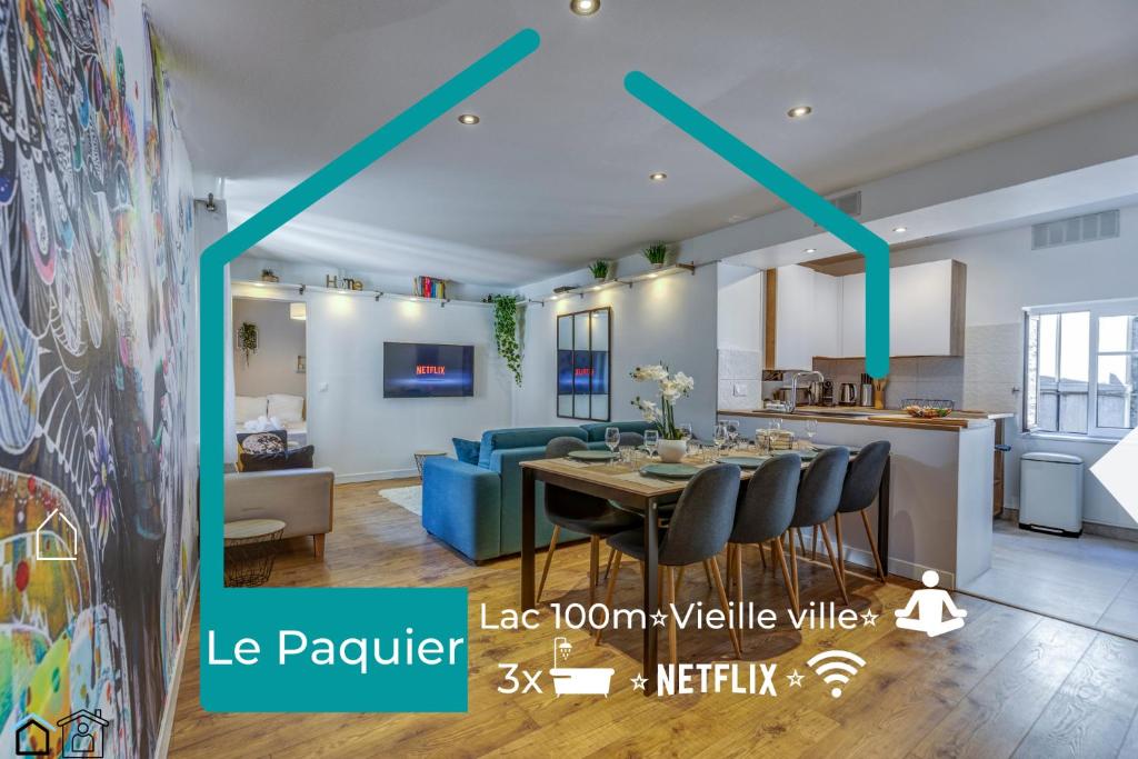 un soggiorno e una cucina con tavolo e sedie di Le Paquier - MyCosyApart, Vieille ville, Calme, Lac 100m, Netflix ad Annecy