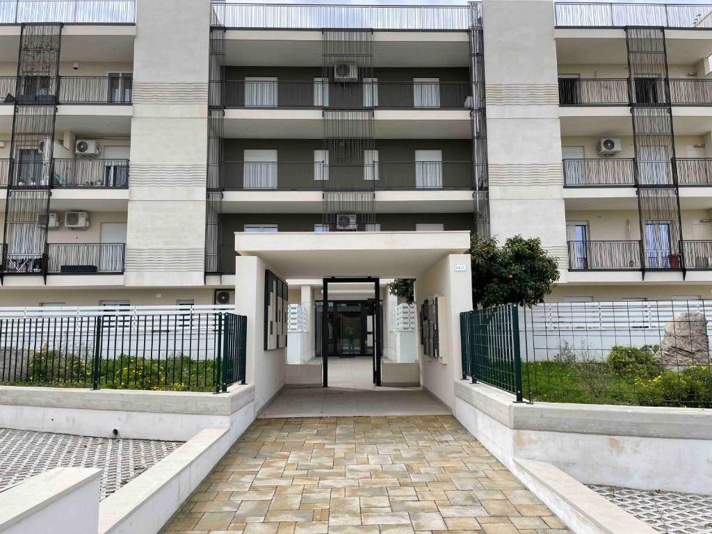 um edifício de apartamentos com um corredor que leva a uma porta em Lecce Parkside Apartment em Lecce