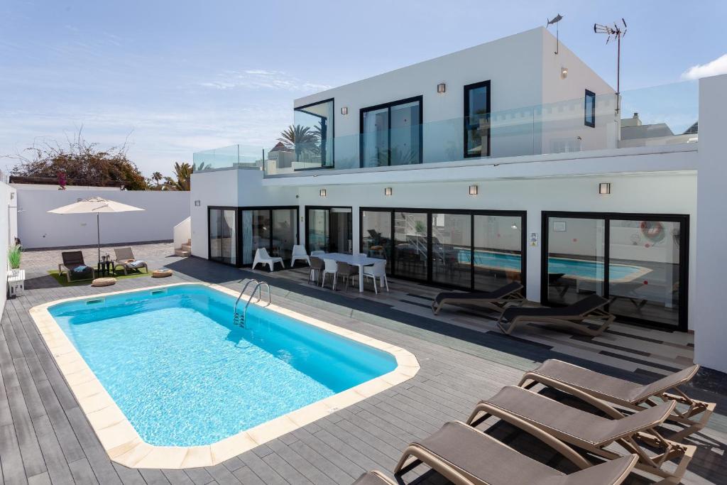 Villa con piscina y casa en Villa Luxury Azul Private Pool and BBQ Corralejo By Holidays Home, en Corralejo