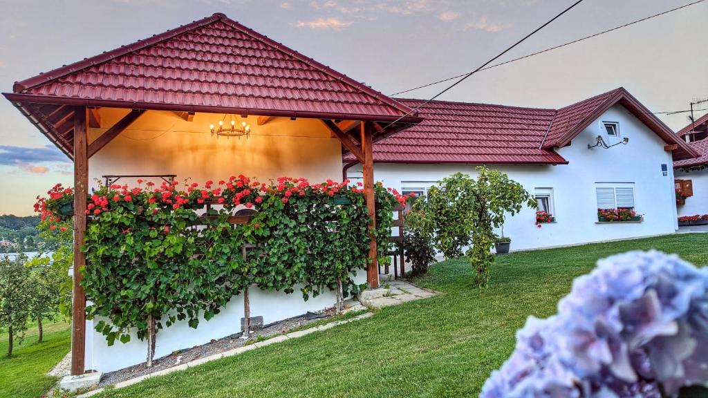 Casa blanca con techo rojo en Holiday Home Rojko en Štrigova
