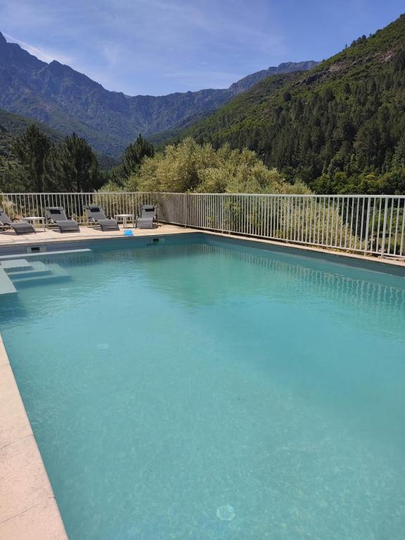 A piscina localizada em Les bergeries de Montestremo ou nos arredores