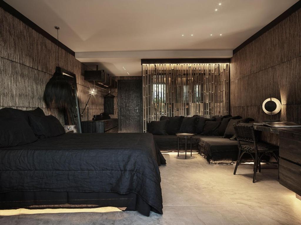 Телевізор і / або розважальний центр в Myconian O, a Member of Design Hotels