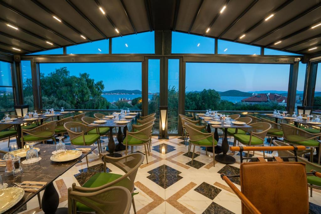 A restaurant or other place to eat at CUNDA BARADİEL Hotel