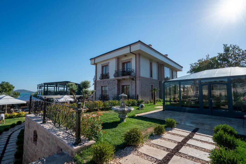 A garden outside CUNDA BARADİEL Hotel