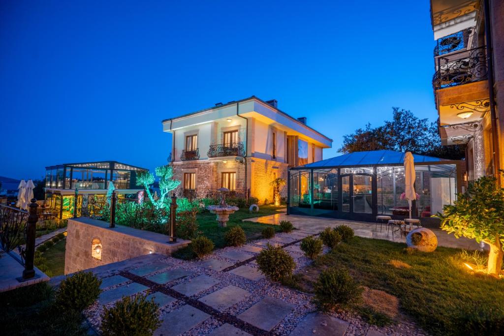 A garden outside CUNDA BARADİEL Hotel