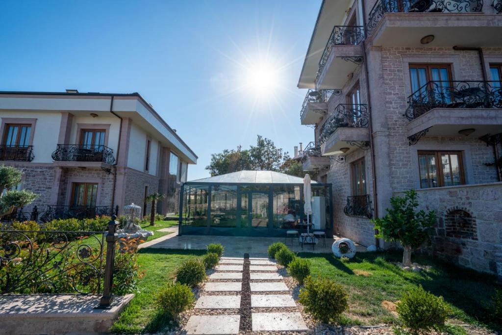 A garden outside CUNDA BARADİEL Hotel