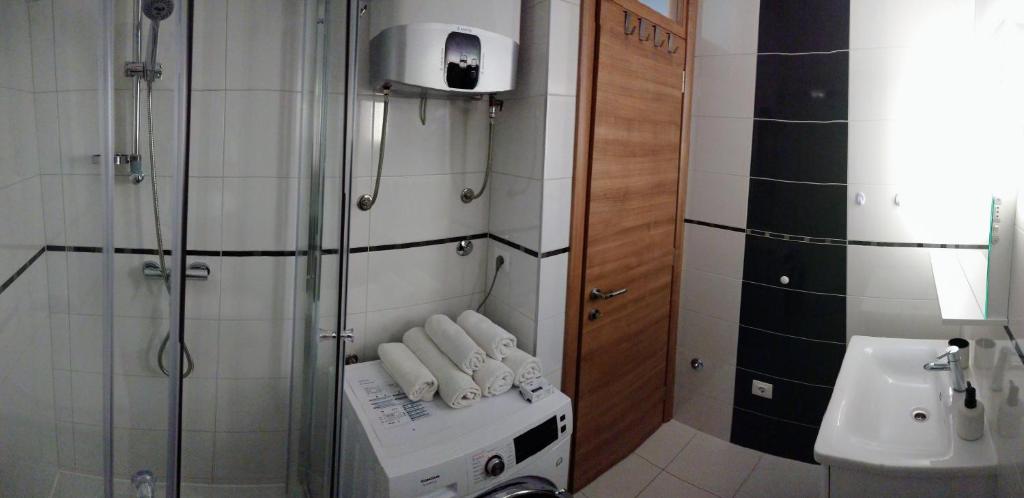 un bagno con doccia e lavandino di West Star Apartment a Trogir