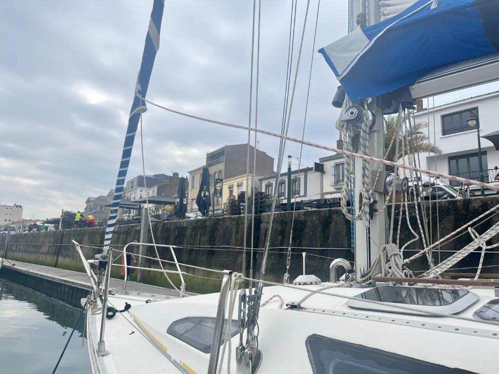 a white boat is docked in a harbor at Matahari - Bateau cocooning à quai in Les Sables-dʼOlonne