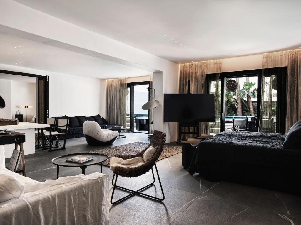 Зона вітальні в Myconian O, a Member of Design Hotels
