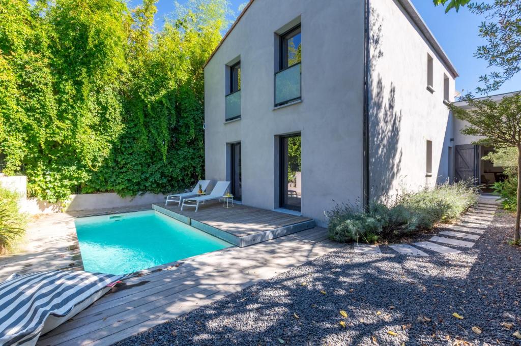 uma piscina no quintal de uma casa em Villa Arceaux - Premiere conciergerie em Montpellier