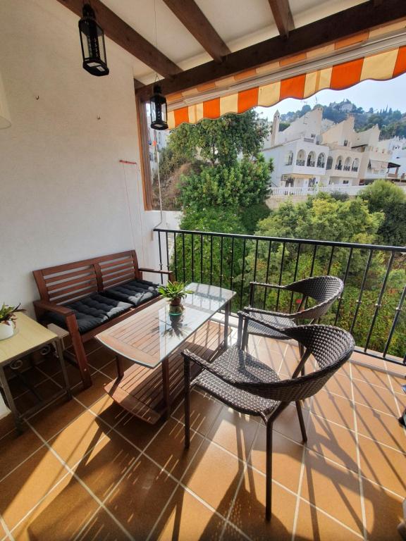 d'un balcon avec une table, des chaises et un canapé. dans l'établissement Almuñecar beach tropical, à Almuñécar