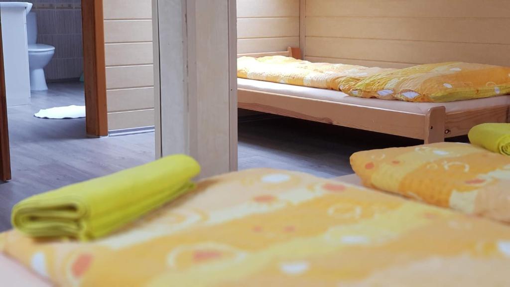 Łóżko lub łóżka w pokoju w obiekcie Elitní wellness penzion U Dvou jedlí v srdci Českého ráje