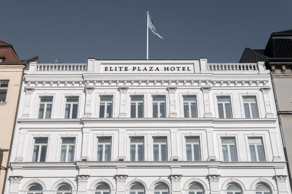 Un bâtiment blanc avec un panneau en haut dans l'établissement Elite Plaza Hotel Malmö, à Malmö