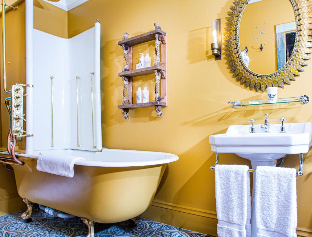 Um banheiro em The Portobello Hotel
