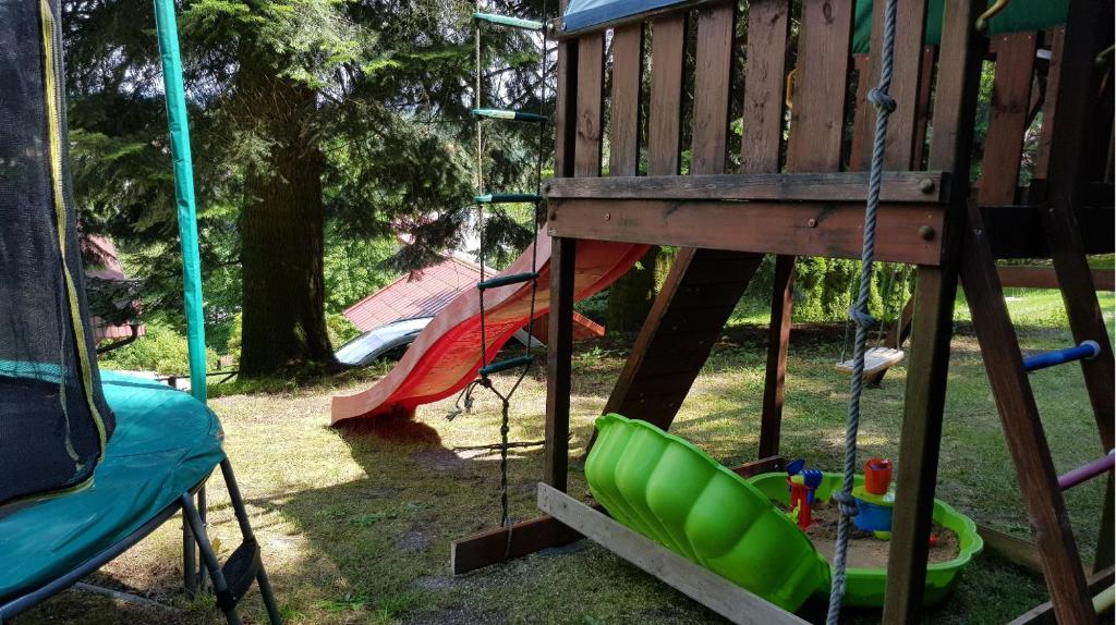 Plac zabaw dla dzieci w obiekcie Elitní wellness penzion U Dvou jedlí v srdci Českého ráje