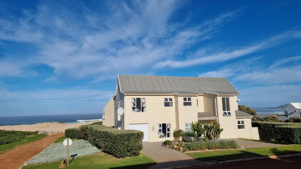 a house with a view of the ocean at BEAUTIFUL COTTAGE FANTASTIC BEACH in Oyster Bay