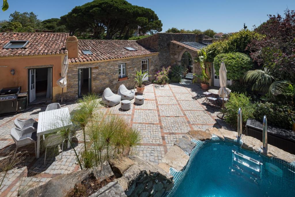 Výhled na bazén z ubytování Stone-and-Style Guesthouse with shared heated Pool nebo okolí
