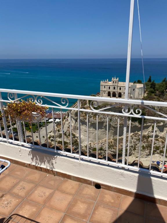 een balkon met uitzicht op de oceaan bij BlueMind in Tropea