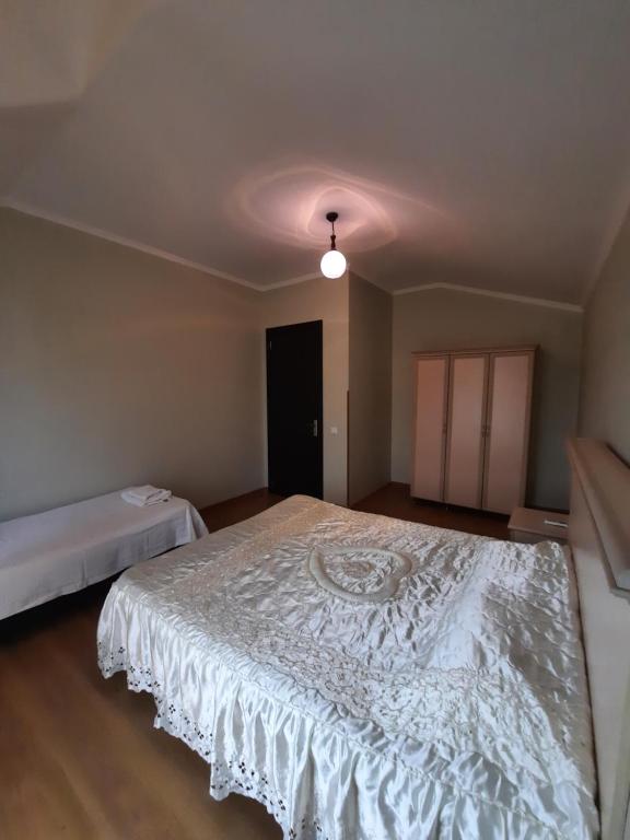 Ein Bett oder Betten in einem Zimmer der Unterkunft Delta Hotel