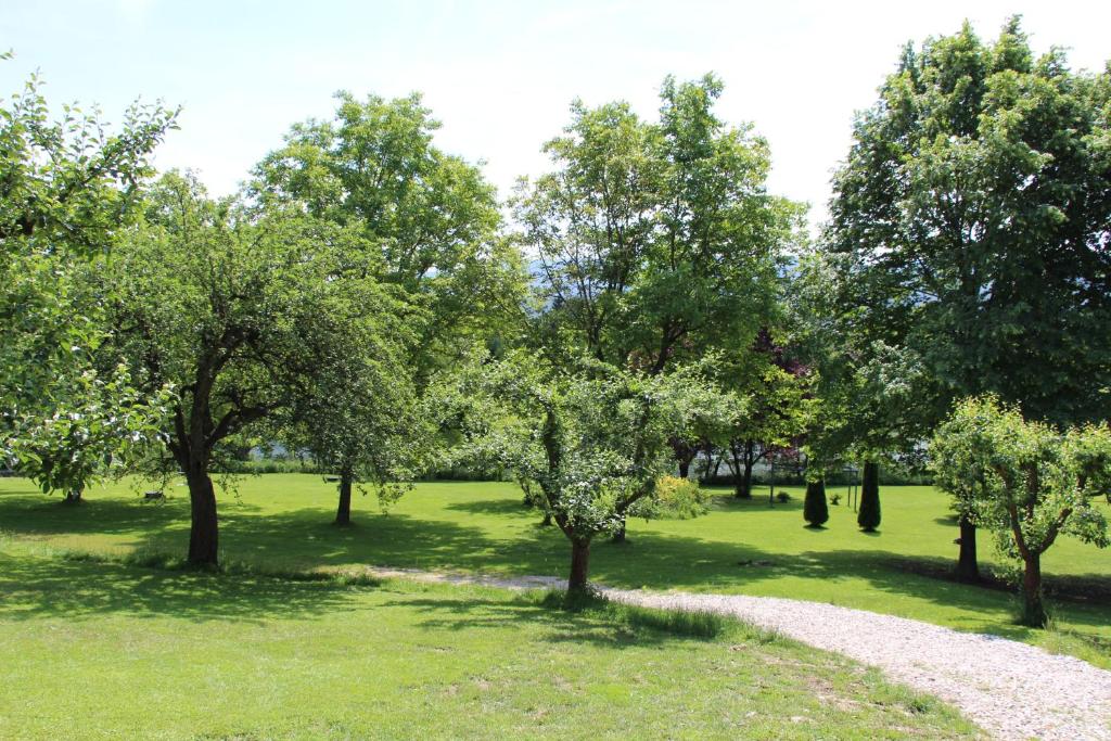 Κήπος έξω από το Glamping PEC - HALFBOARD