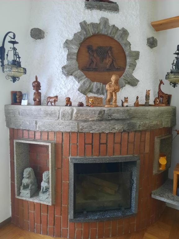 una chimenea de ladrillo con un espejo encima en Casa Monte Bianco en Morgex