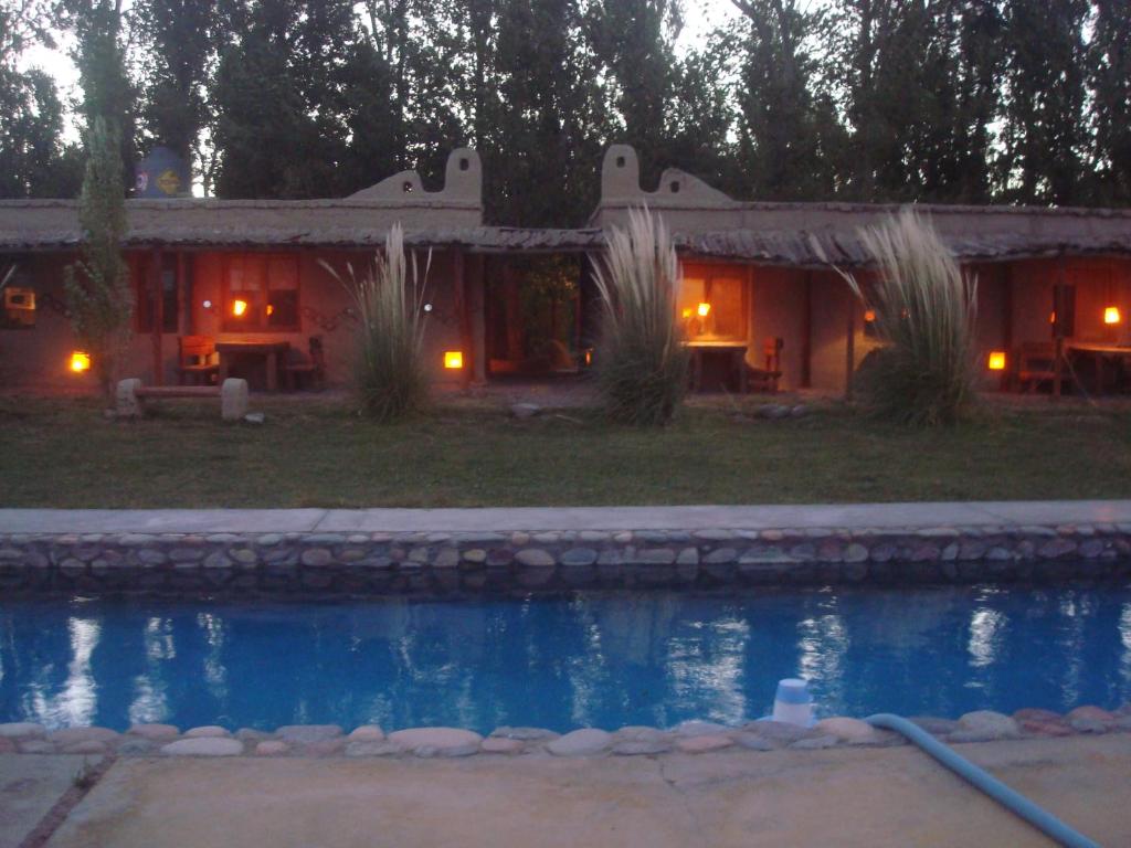 una casa con piscina frente a ella en Posada 50 Nudos al paso aguanegra en Rodeo