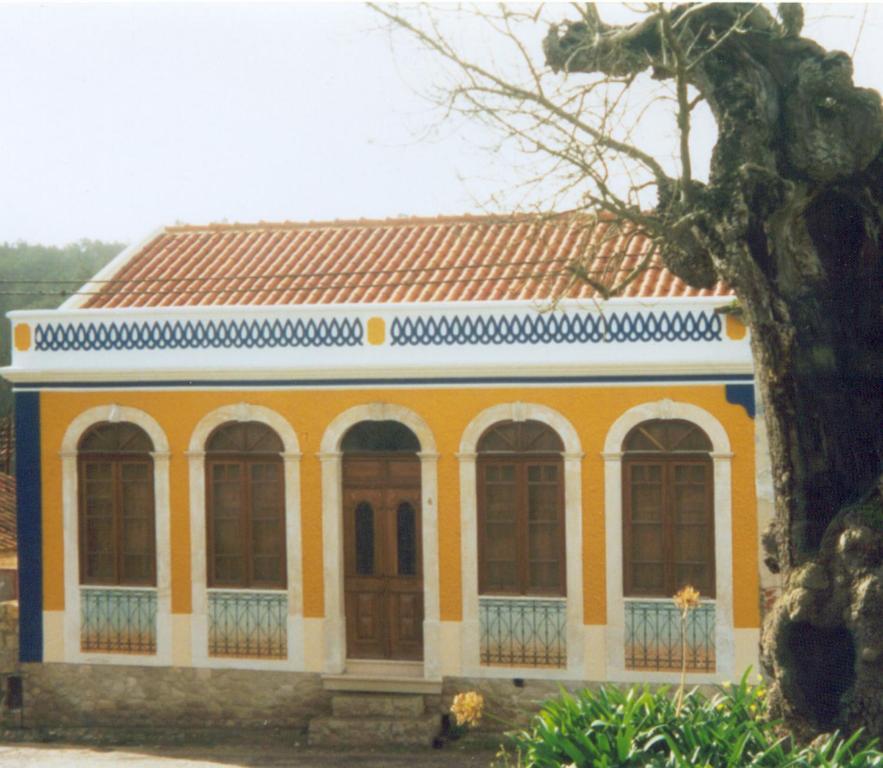 a yellow and blue building with a red roof at Historical 4 - Bedroom Villa in Alcobaca in Alcobaça