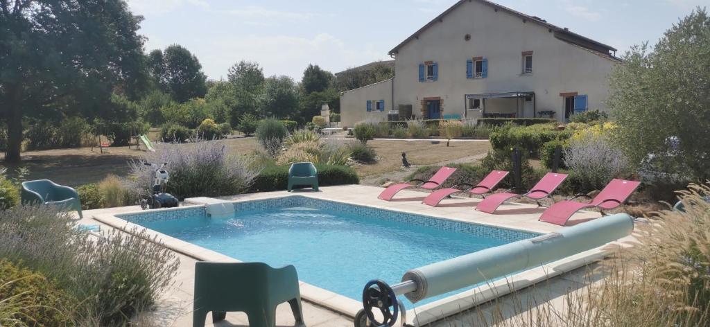 une piscine avec des chaises longues et une maison dans l'établissement Domaine 3 Soleils, à Labastide-de-Lévis