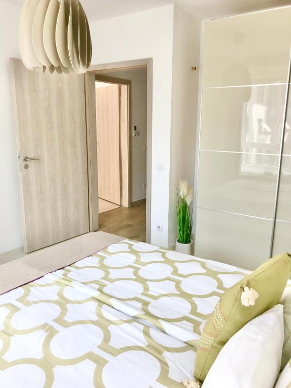 sypialnia z dużym łóżkiem i wzorzystą podłogą w obiekcie Elizabeth Garden Premium Apartment w mieście Kecskemét
