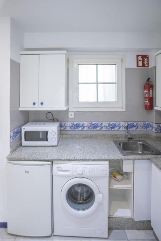 A kitchen or kitchenette at Apartamentos Soho Boutique Vistahermosa