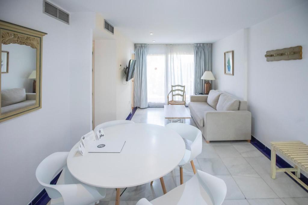 A seating area at Apartamentos Soho Boutique Vistahermosa