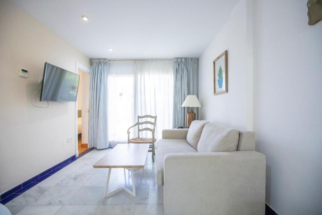 A television and/or entertainment centre at Apartamentos Soho Boutique Vistahermosa