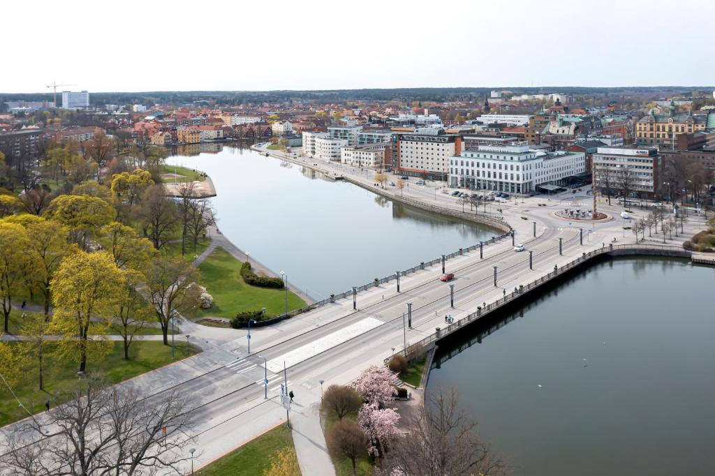 Výhled na řeku, která protéká v blízkosti hotelu