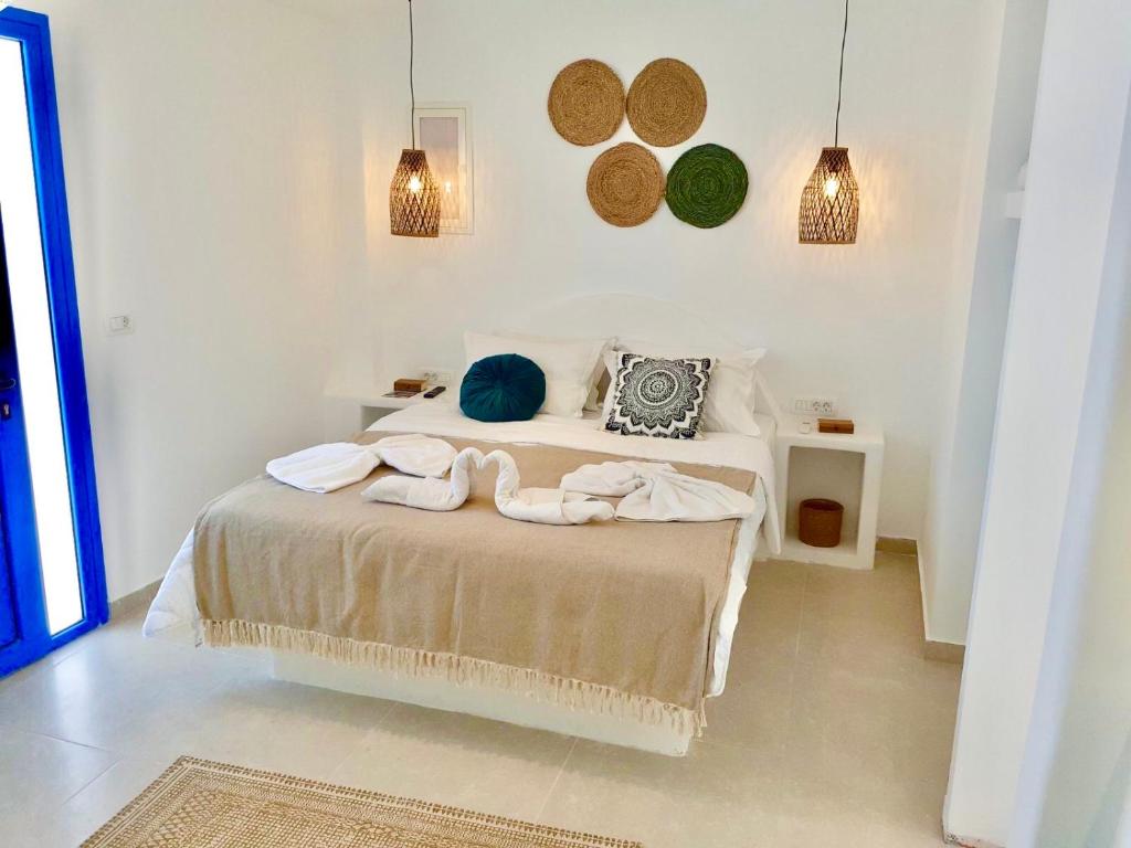 フィラにあるOldtown Suites Firaのタオルが敷かれたベッドのある寝室