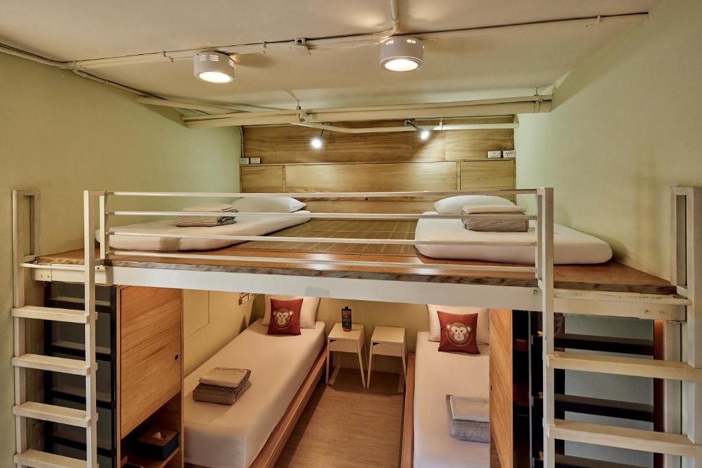 a room with three bunk beds in it at 安蘭居旅店 An Lan Jie Hotel in Chiayi City