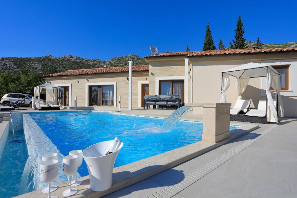 Piscina de la sau aproape de Villa Ivana 2