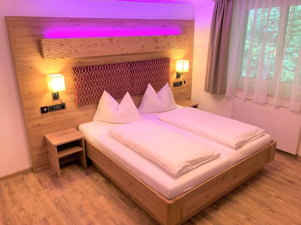 Postel nebo postele na pokoji v ubytování Hotel Garni Siegmundshof - inclusive Joker Card im Sommer