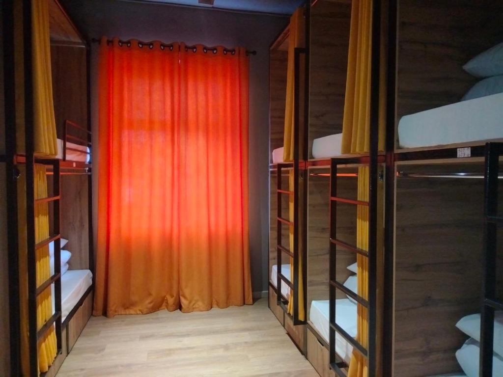 Ein Etagenbett oder Etagenbetten in einem Zimmer der Unterkunft Hostel Bro Astana