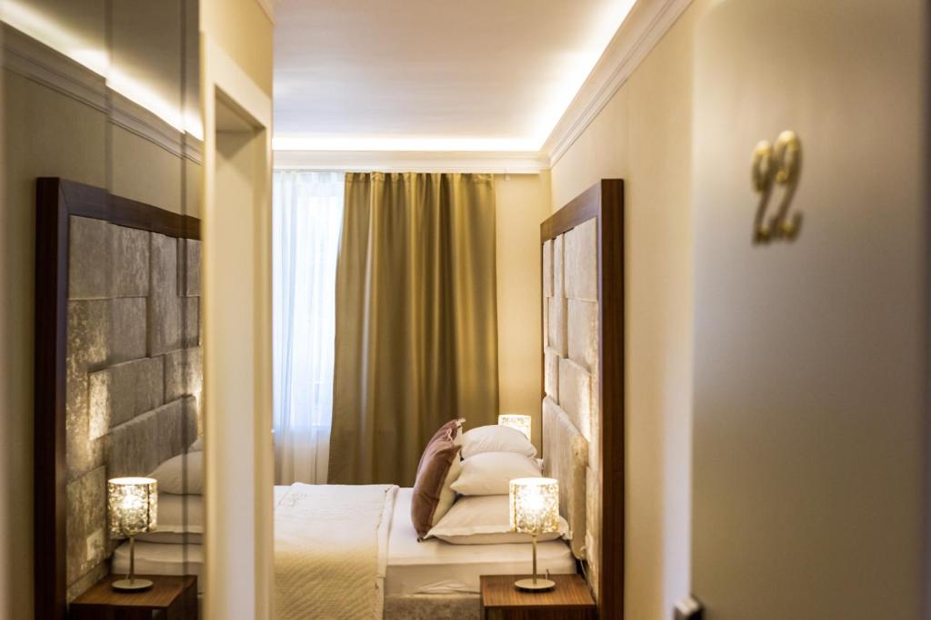 Postel nebo postele na pokoji v ubytování Grand Lakes Rooms