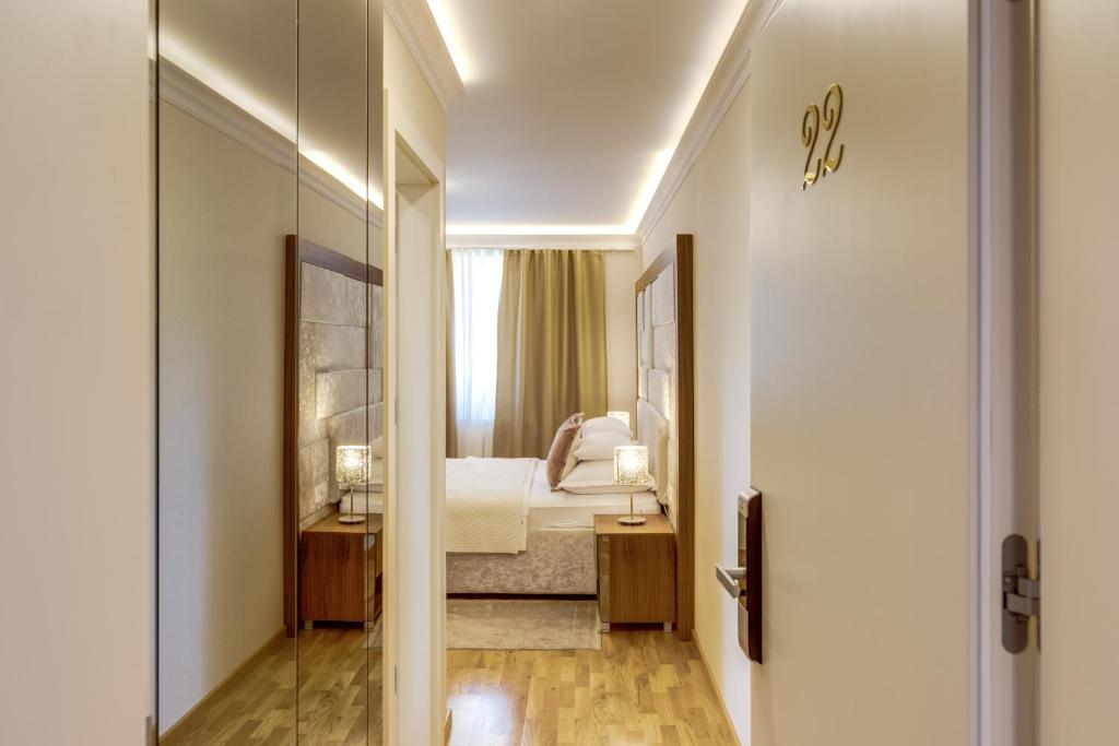 Postel nebo postele na pokoji v ubytování Grand Lakes Rooms