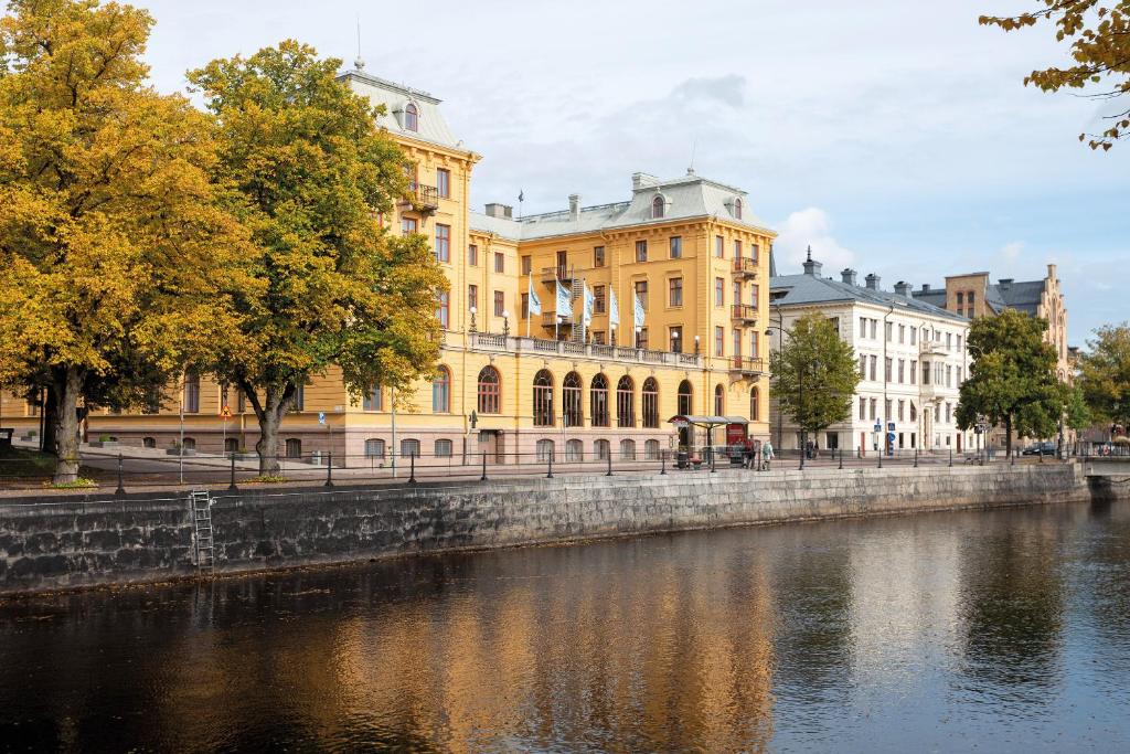 Výhled na řeku, která protéká v blízkosti hotelu