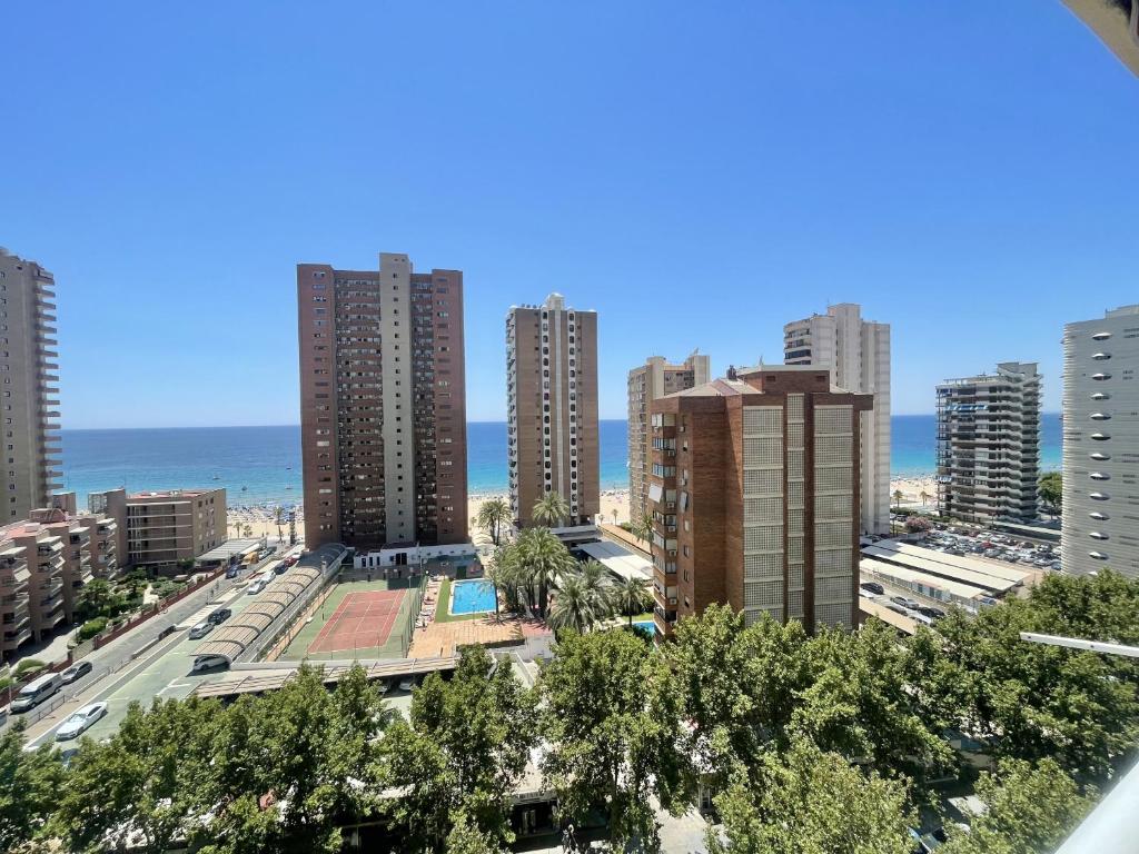 widok na miasto z wysokimi budynkami i ocean w obiekcie Eleven Caballos Apartment w mieście Benidorm