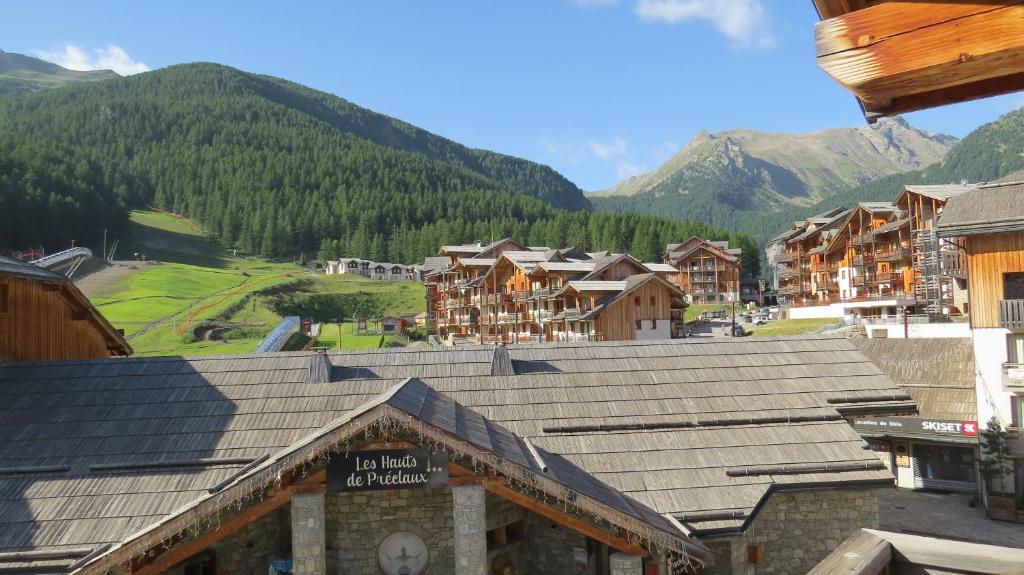 - une vue sur une ville avec des montagnes en arrière-plan dans l'établissement Appartement vue exceptionnelle, parking privatif, piscine, aux Orres