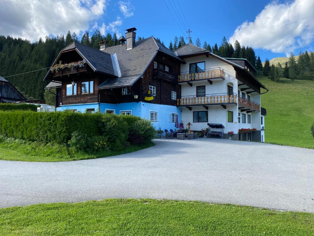 una casa grande con una gran entrada de entrada frente a ella en Urlaub am Fieglerberg, 