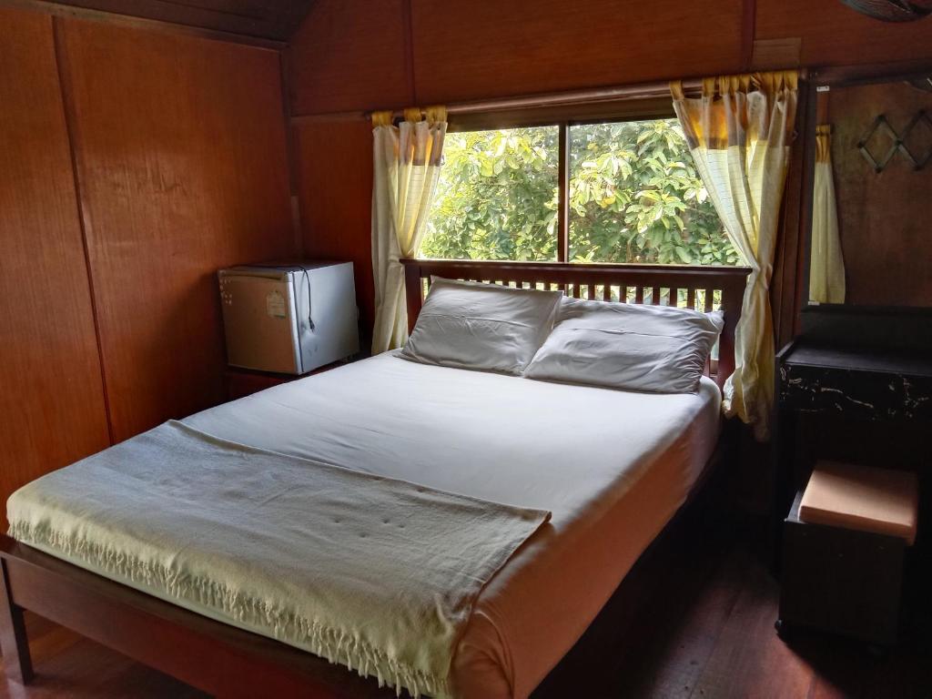 Postel nebo postele na pokoji v ubytování Tree House Bungalows Koh Tao