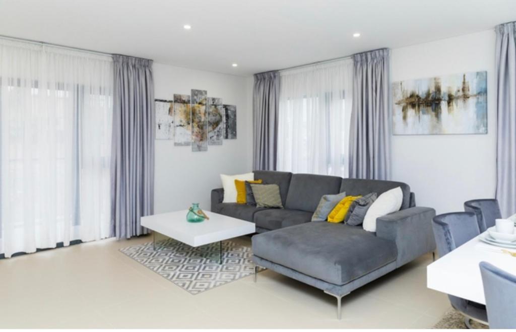 - un salon avec un canapé et une table dans l'établissement Luxurious 1 Bedroom Apartment Available, à Accra